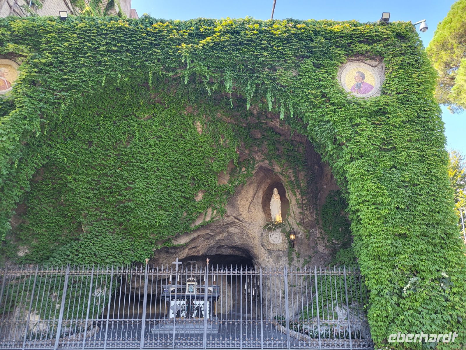 Grotte mit Marien-Statue