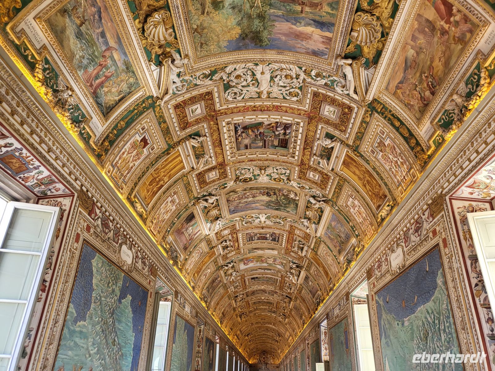 Deutlich über 100m Länge hat dieser Gang mit dieser beeindruckenden Decke