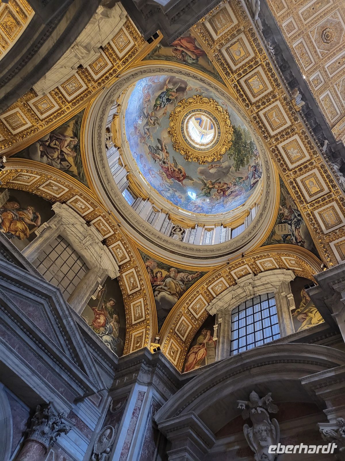 Blick nach oben, über der Pieta von Michelangelo