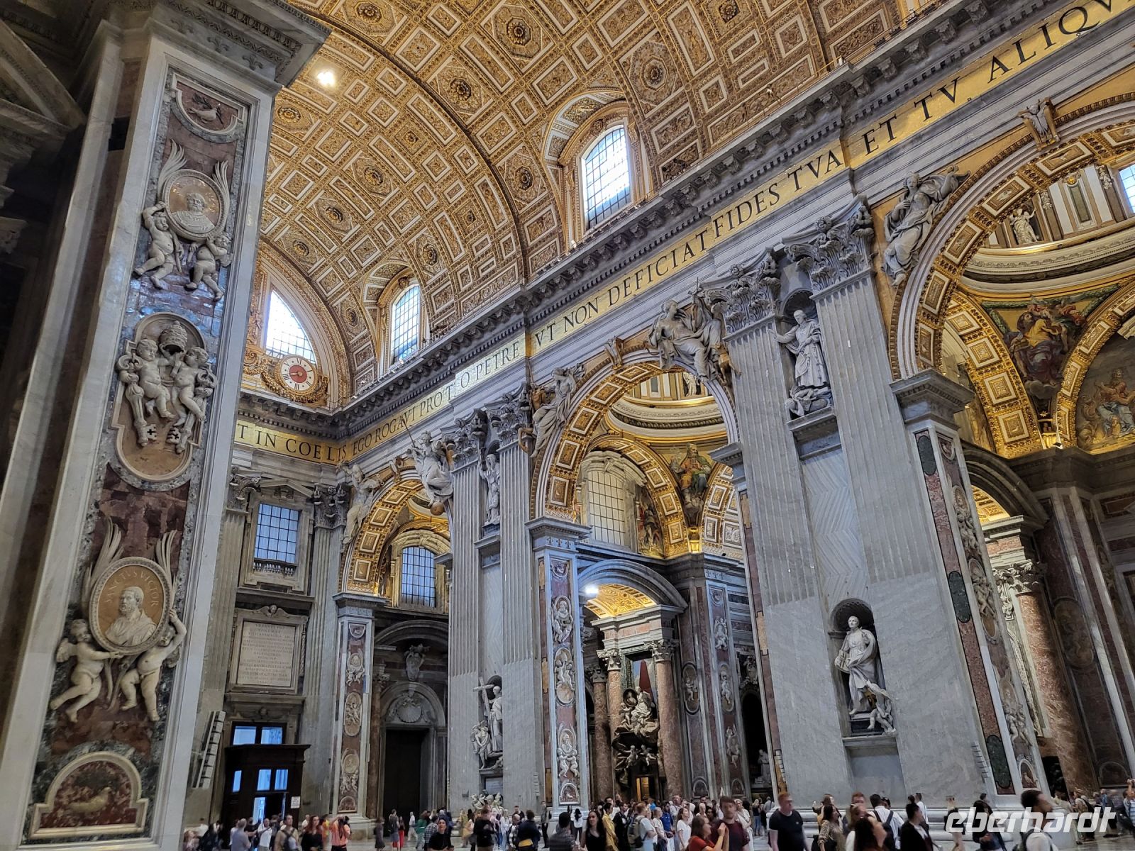 Gewaltige Schönheit in der größten Kirche des Christentums