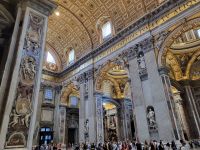 Gewaltige Schönheit in der größten Kirche des Christentums