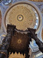 92 Tonnen schwerer Baldachrin aus Bronze, mit Blick in die 128m hohe Kuppel