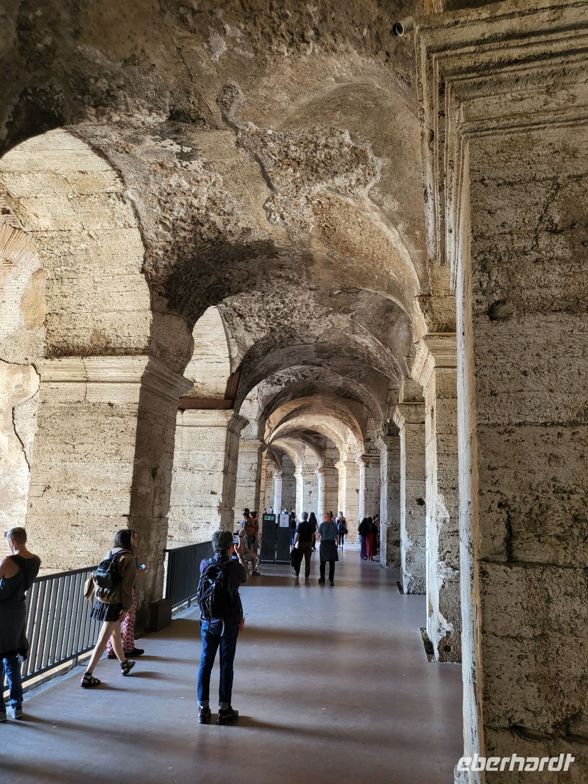 Kolosseum, innen, Rundbogen-Gang zur Tribüne
