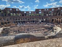 Blick von der Tribüne zur Arena/Bühne