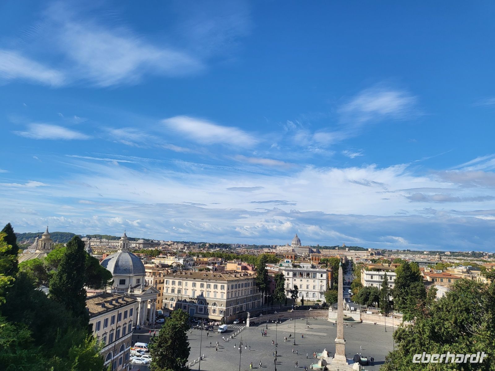 Blick zur Piazza del Popolo, im Hintergrund die Kuppel des Petersdoms