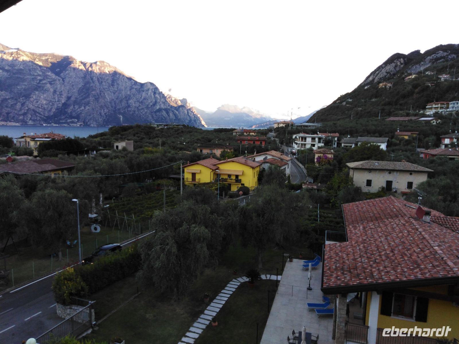 Blick vom Hotelzimmer auf den nördlichen Gardesee - Reise 24.09.-01.10.2022