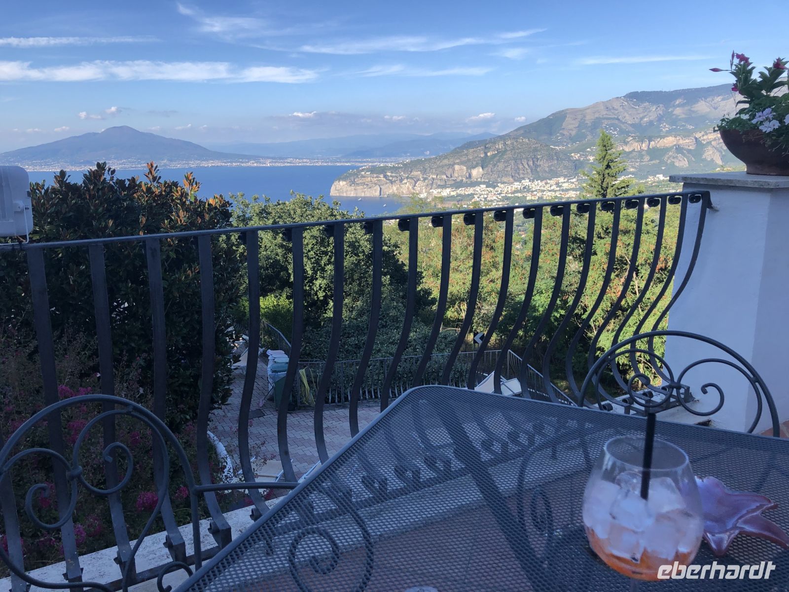 Cocktail und Blick auf den Vesuv