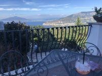 Cocktail und Blick auf den Vesuv