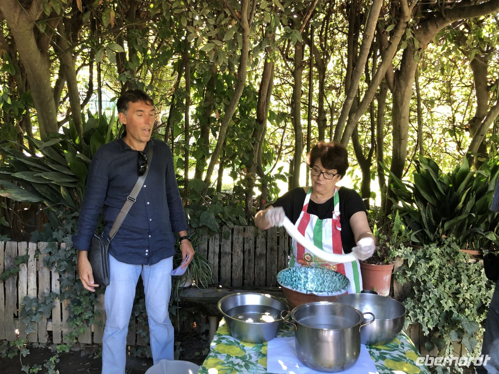 Peppe und Rosa beim Mozzarella herstellen