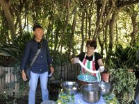 Peppe und Rosa beim Mozzarella herstellen