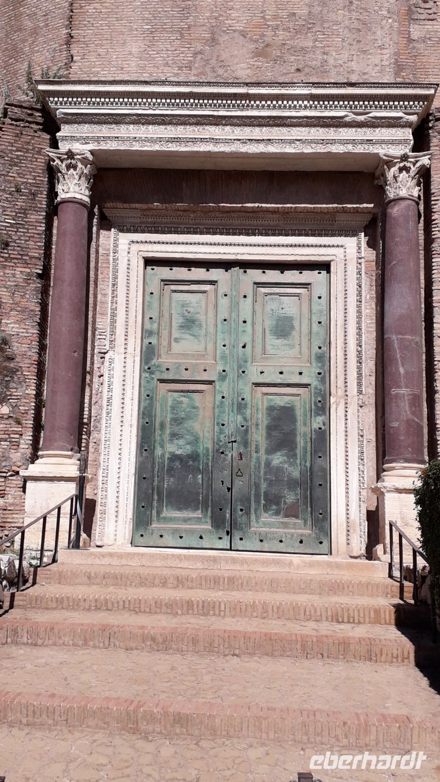 Die Tür des Romulus-Tempels