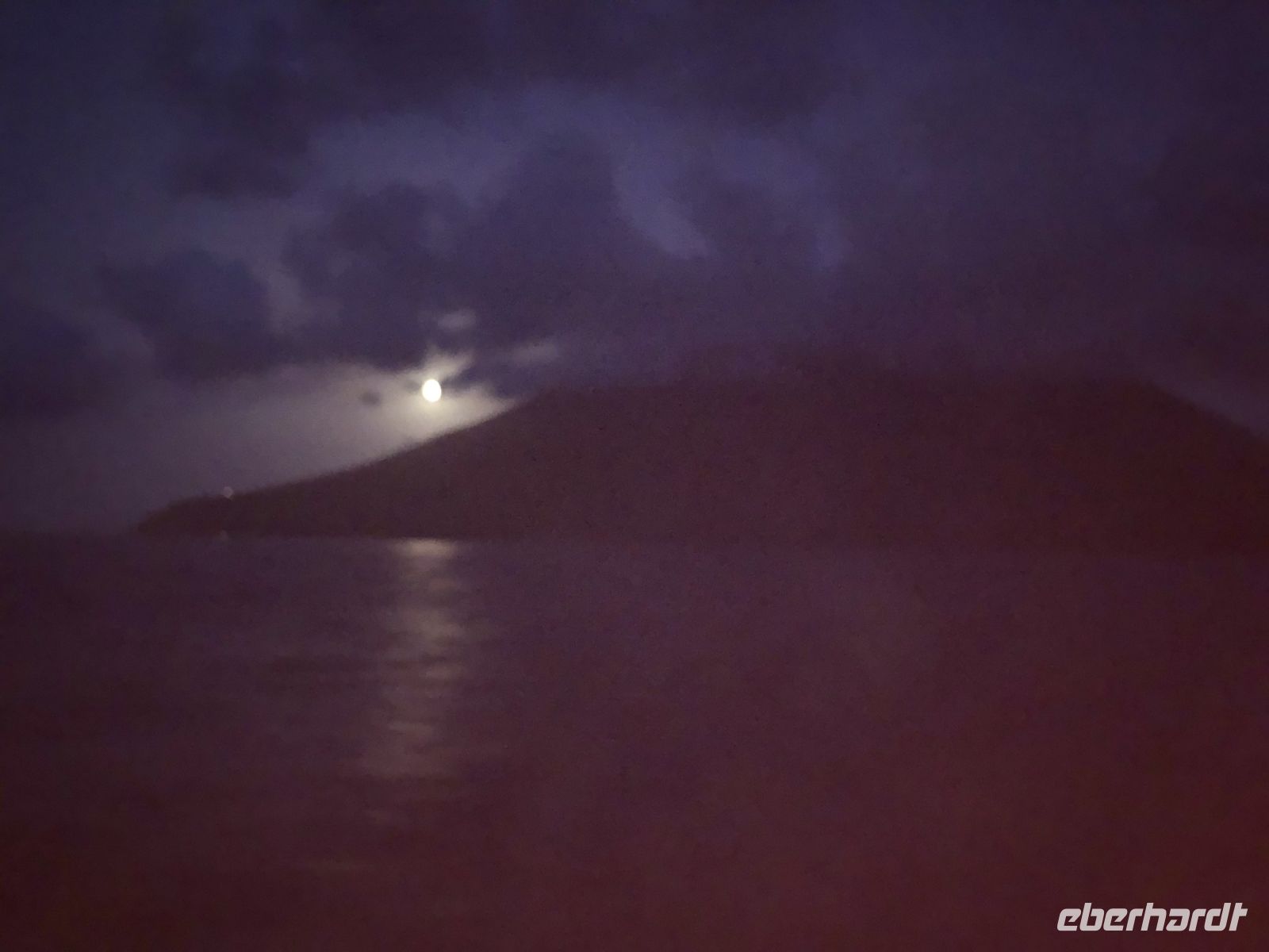 Stromboli bei Nacht und Vollmond