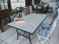 Apulien-Vieste-die wunderschönen Fliesen-Tische und Stühle.JPG