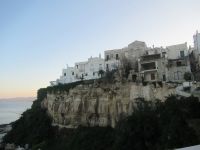 Apulien-Vieste-Felsenküste und das abstürzende Haus.JPG