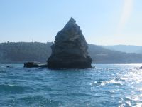 Apulien-Bootsfahrt - ein Kegel im Meer.JPG