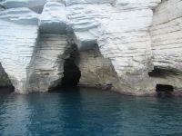 Apulien-Bootsfahrt-Felsen, Grotte und Löcher in den  riesigen Felsen.JPG