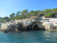 Apulien-Vieste-Bootsfahrt- die kleinen Grotten.JPG