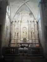 Monte San Angelo - Altar in der Grottenkirche San Michele.jpg