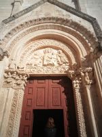 Monte San Angelo - Eingangsportal - San Giovanni in Tumba.jpg