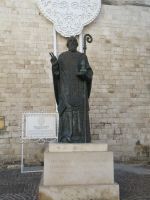 Bari - die Staue von San Nicola.JPG