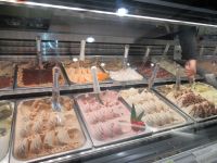 Bari und das leckere Eis bei Martinucci.JPG