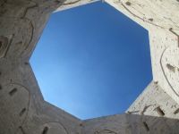 Apulien - Castel del Monte - Achteck in Himmel.JPG
