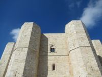 Castel del Monte - vor dem Eingang Majestätisch.JPG