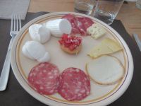 Apulien - bei C.A.V.I. die Verkostung der regionalen Produkte.JPG