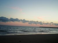 Stand vor dem Hotel- Sonnenaufgang, Wolken und Meer....jpg