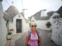 Alberobello - Marieta zwischen den Trullis.jpg