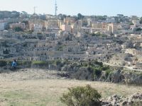 Matera - die Höhlenhäuser und die Neuen.JPG