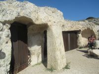 Wanderung zu Gravina Schlucht - auf dem Rückweg die Höhlenkapelle.JPG