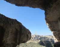 Wanderung zu Gravina Schlucht - Zwischen den Felsen.JPG