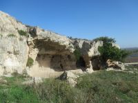 Wanderung zu Gravina Schlucht- die kleinen Höhlen.JPG