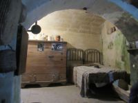 Matera - und der Schlafraum in der Höhlenwohnung.JPG
