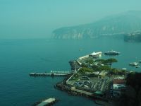 Sorrent, Blick auf Hafen u. Steilküste, PA270158.JPG