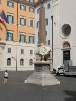 Obelisk vom Elefant getragen