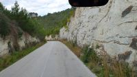 Strasse in den Kalksten gemeiselt am Gargano