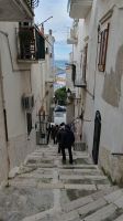 Altstadtgasse mit vielen Stufen in Vieste