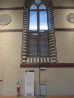 Santa Croce: Wasserstandanzeige des Hochwasser vom 4.11.1966 (Mitte des Fensters)