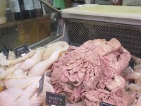 Verkauf von Kutteln in der Markthalle