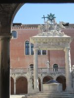 Innenhof und Zisterne Frari-Komplex