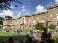 am Vatikanischen Museum 