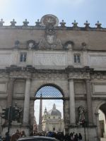 Blick durch Porta del Popolo mit Obelisk und Santa Maria dei Miracoli