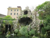 Vatikanische Gärten: Grotte mit Adler als Wappen der Familie Borghese