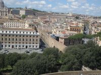 Blick von der Engelsburg mit Passetto di Borgo und Apostolischen Palast