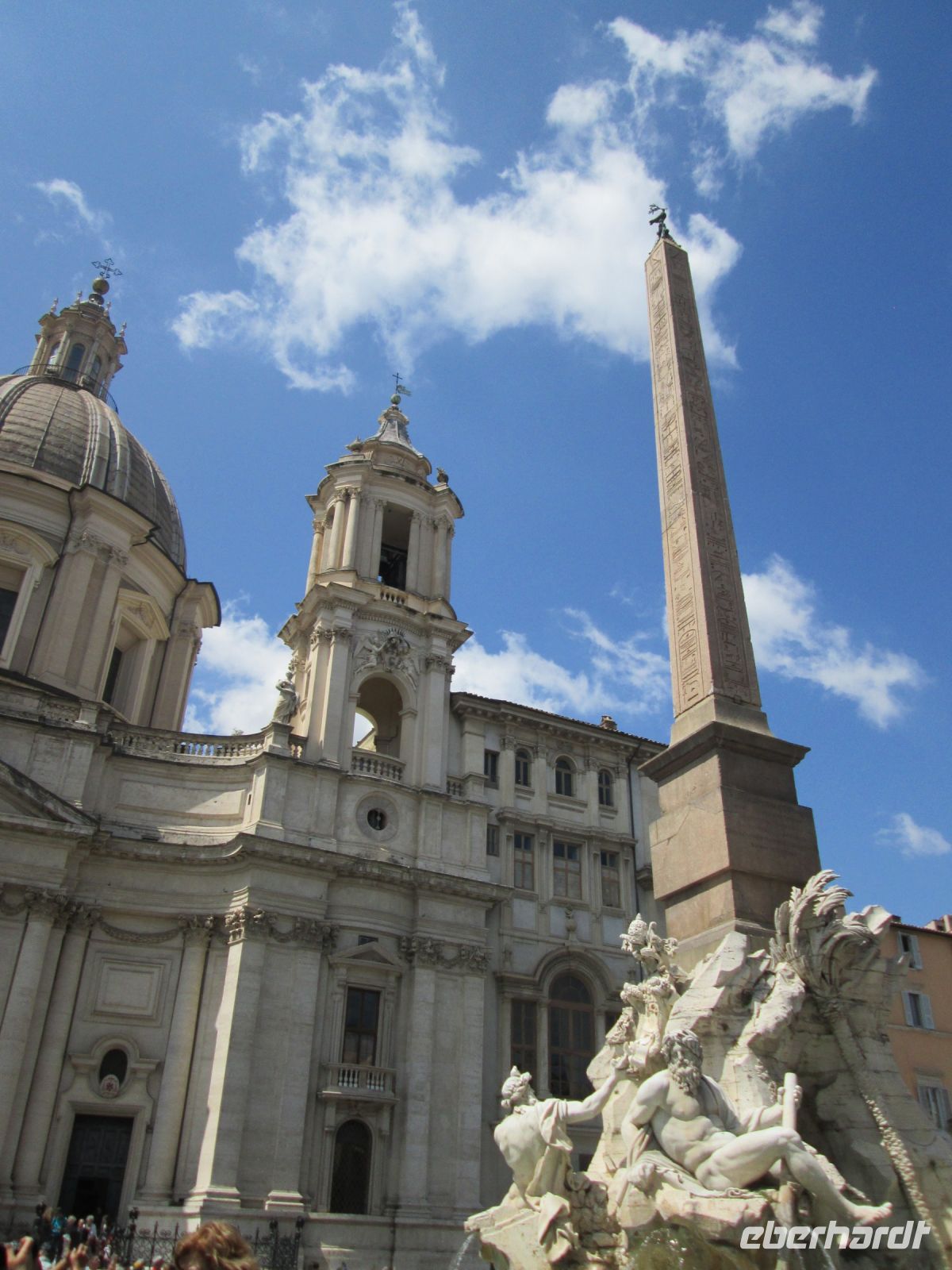 Vier Ströme Brunnen und Agnes-Kirche