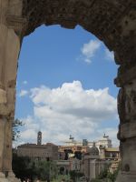 Blick durch den Titusbogen zum Rathaus und Viktor Emanuelsdenkmal