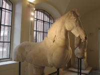 Forum-Museum: Pferd aus weißem Marmor aus dem 2. Jahrhundert