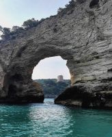 Blick auf einen der Sarazenentürme an der Küste von Apulien